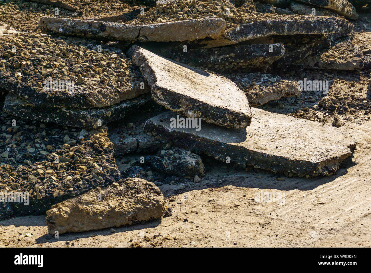 Pièces d'asphalte de la chaussée durant les travaux routiers vieux démonté Banque D'Images