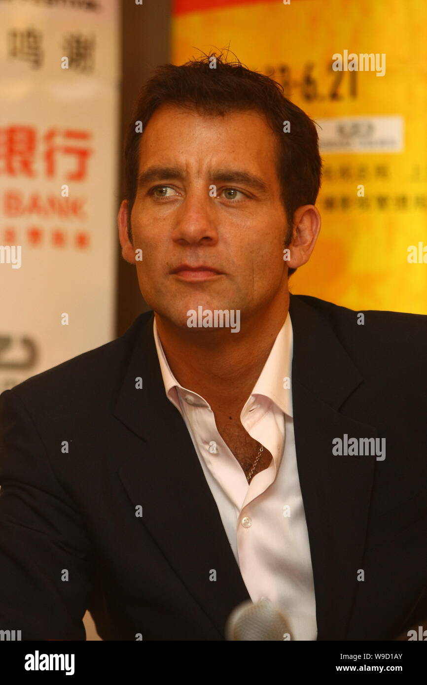 L'acteur britannique Clive Owen est vu lors d'une conférence de presse après la projection de son film, duplicité, au cours de la 12ème Shanghai International Film F Banque D'Images
