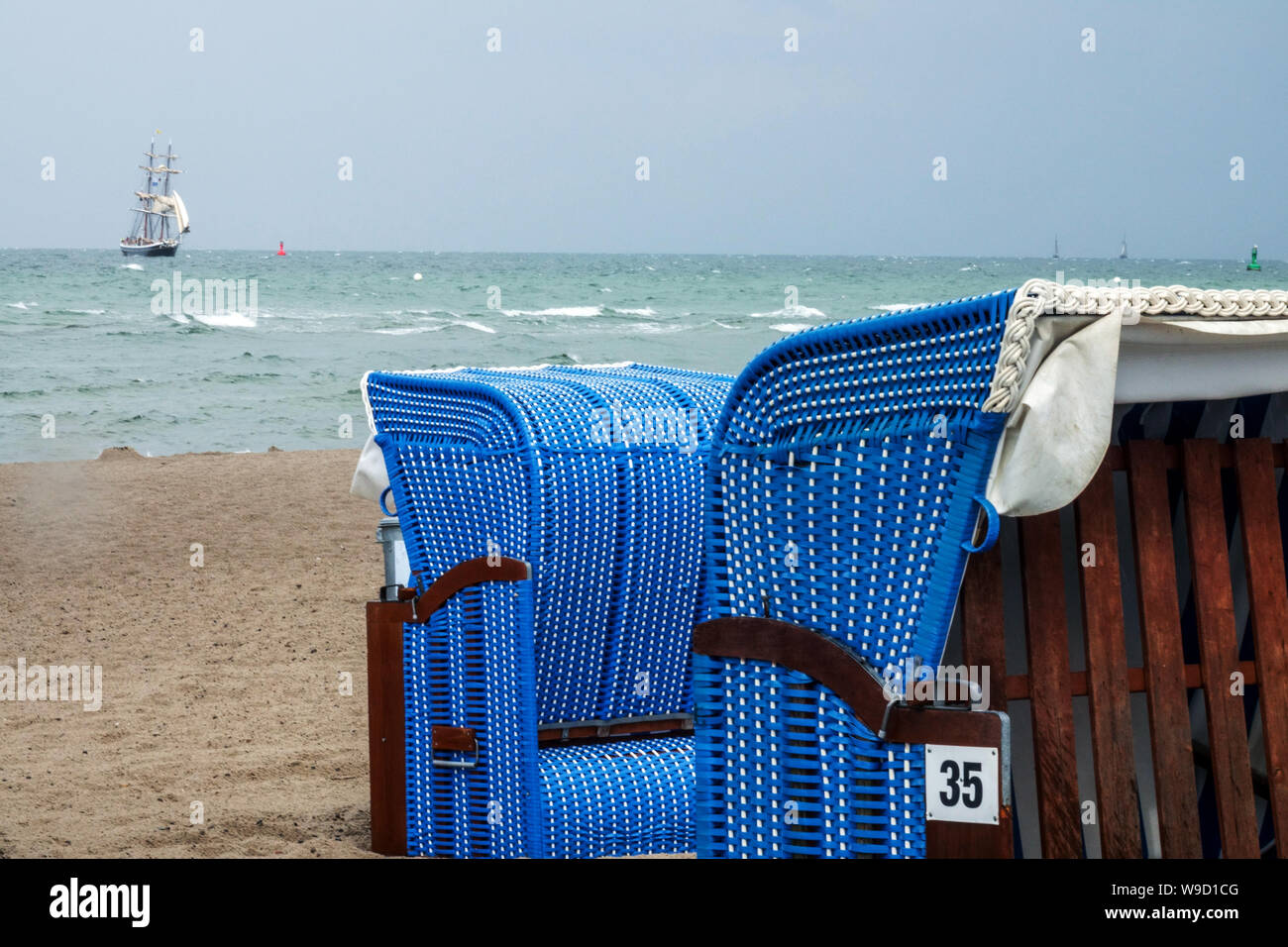 Rostock Allemagne chaises de plage bleues à Warnemunde, Allemagne Ostsee Banque D'Images