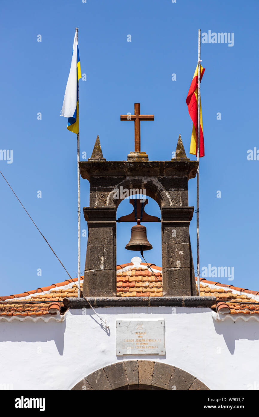 Drapeaux espagnols des Canaries et pendre de chaque côté du beffroi au sommet de l'église en la Tierra del trigo, Los Silos, Tenerife, Canaries, Espagne Banque D'Images