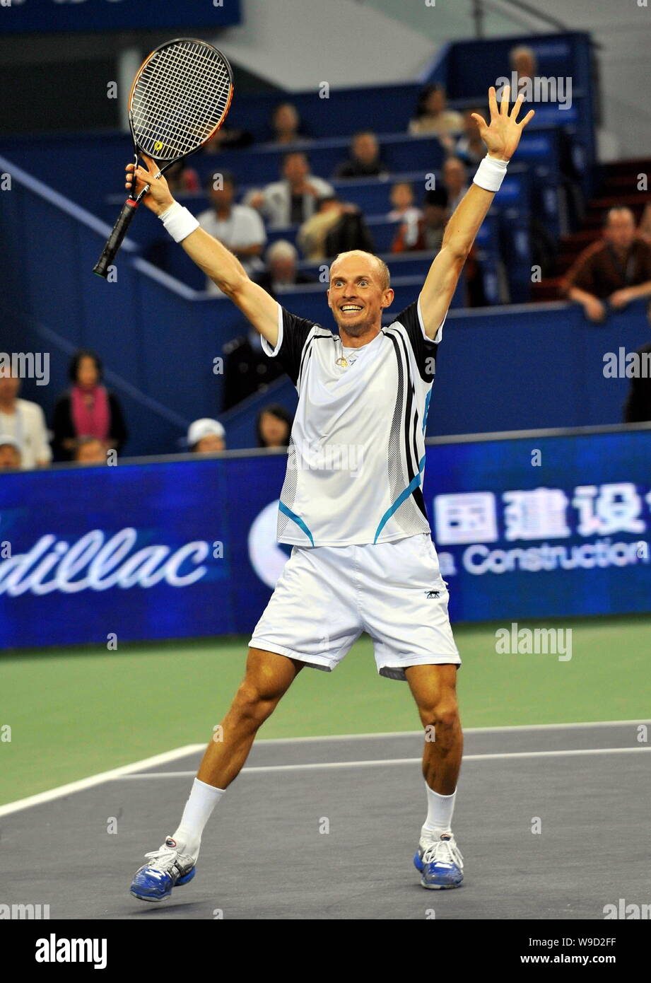 Nikolay Davidenko de la Russie célèbre la victoire contre l'Espagne de Rafael Nadal en finale du Masters 1000 de Shanghai 2009 ATP tennis tournoi dans S Banque D'Images