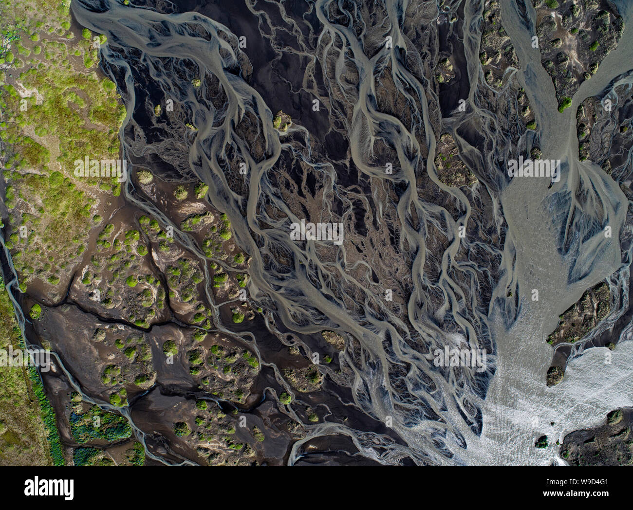L'image aérienne d'une rivière vers des centaines de chaînes en Islande Banque D'Images