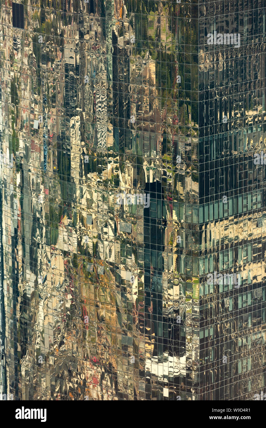 Quelques étages du gratte-ciel de verre qui prend une sorte de camouflage look moderniste Banque D'Images