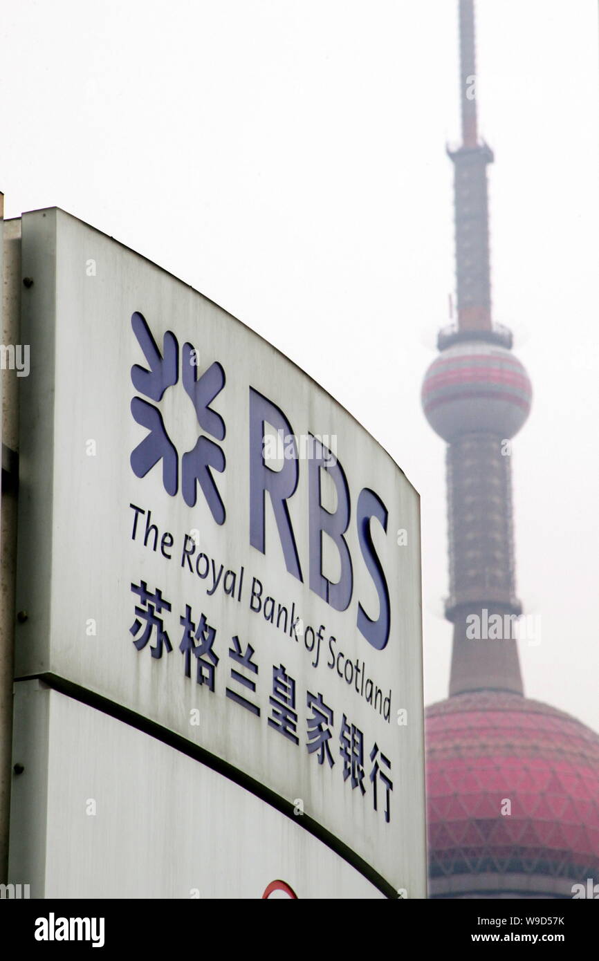 Vue de la plaque du constructeur de la Royal Bank of Scotland (RBS), avec l'Oriental Pearl Tower vu dans l'arrière-plan, à Shanghai, Chine, le 11 décembre, 200 Banque D'Images
