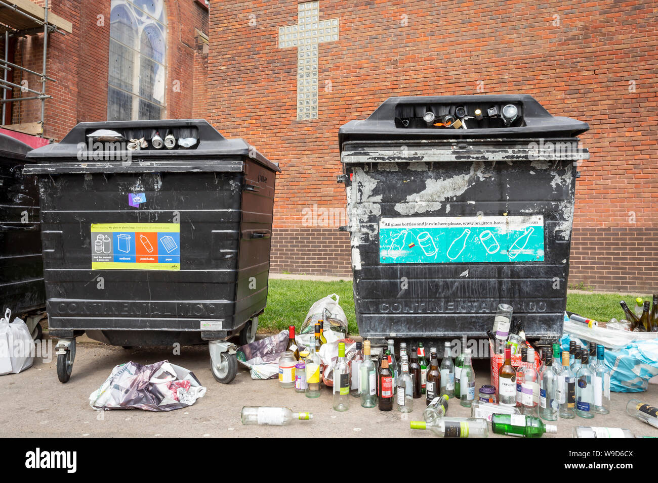 Bottle Bank débordante de recyclage dans l'église de Brighton Banque D'Images