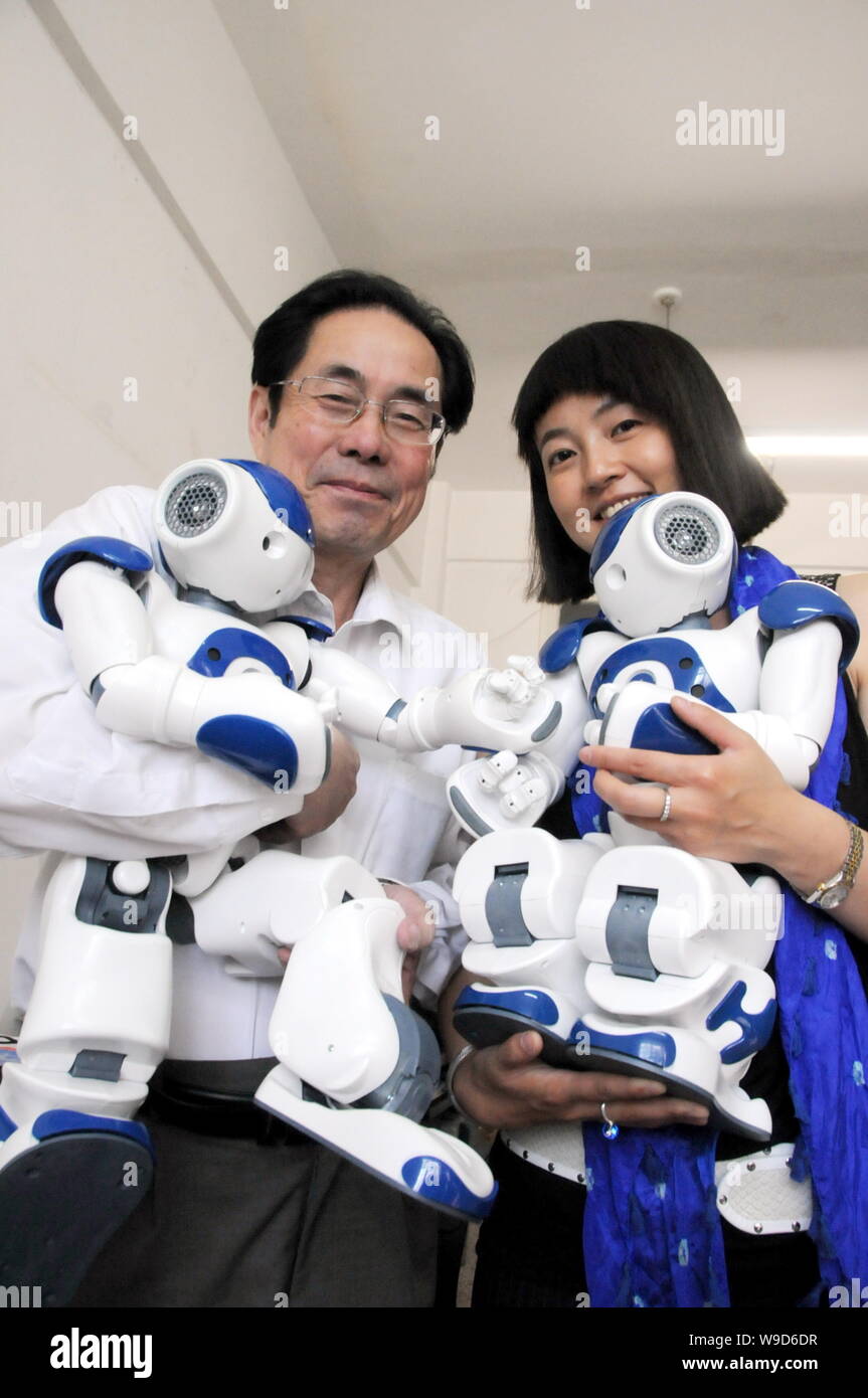 Le professeur Hong Bingrong, gauche, Vice-président de la Fédération internationale de l'Association de soccer-Robot (FIRA) et président de la Direction générale de la Chine de l'investissement étranger, et un Banque D'Images