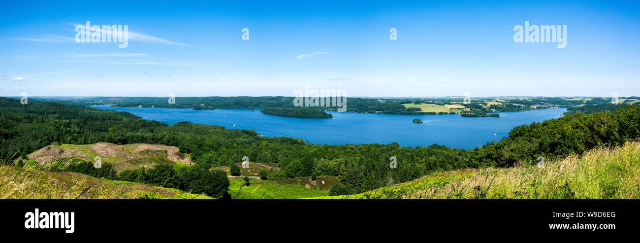 Vue panoramique sur le lac Silkeborg (Julsoe) et la forêt environnante de Himmelbjerget, Danemark Banque D'Images