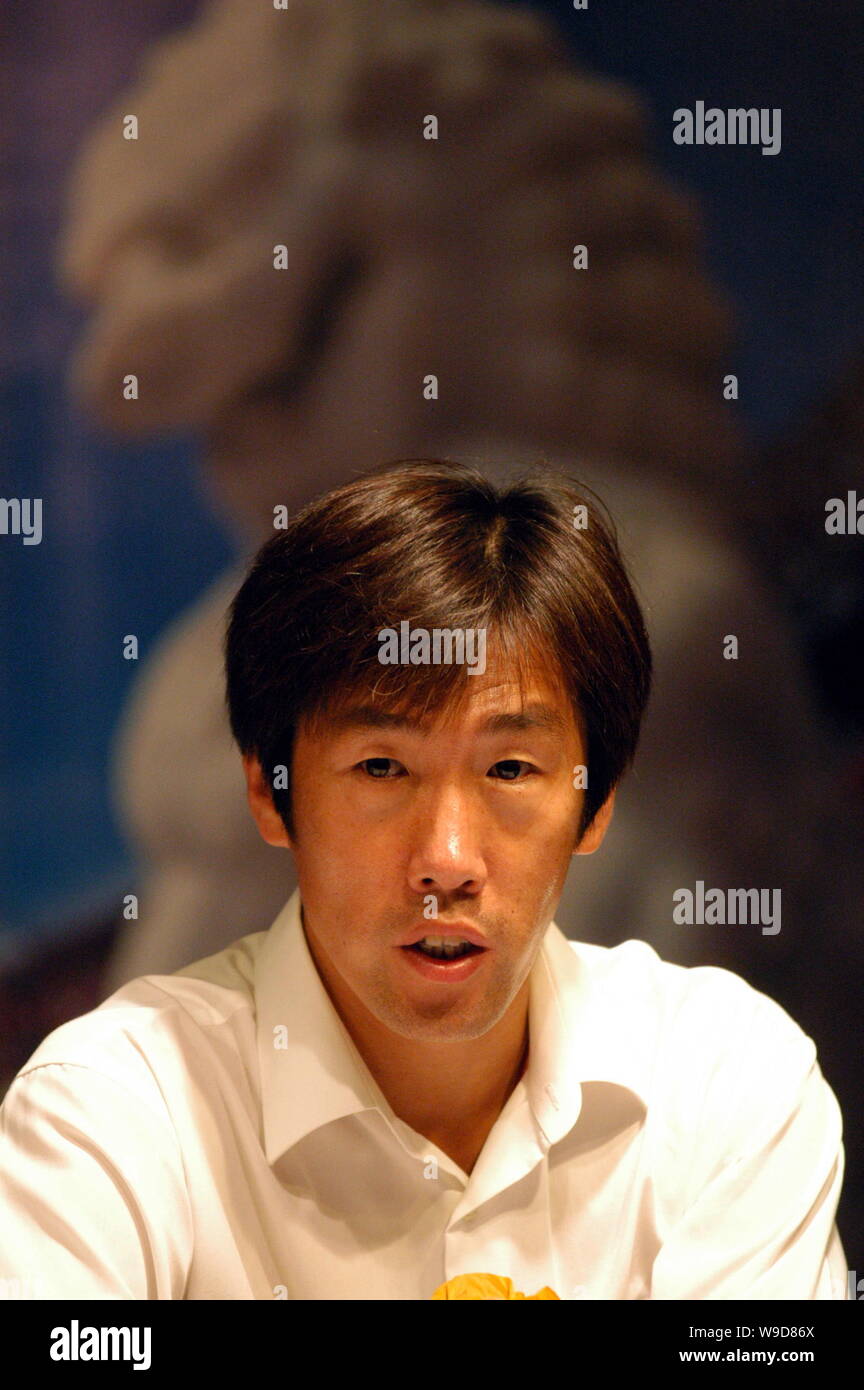--FILE--Gao Hongbo, entraîneur-chef de Xiamen Lanshi FC, est vu lors d'une conférence de presse à Xiamen, province du Fujian, Chine du sud-est, 20 août 2005 Banque D'Images