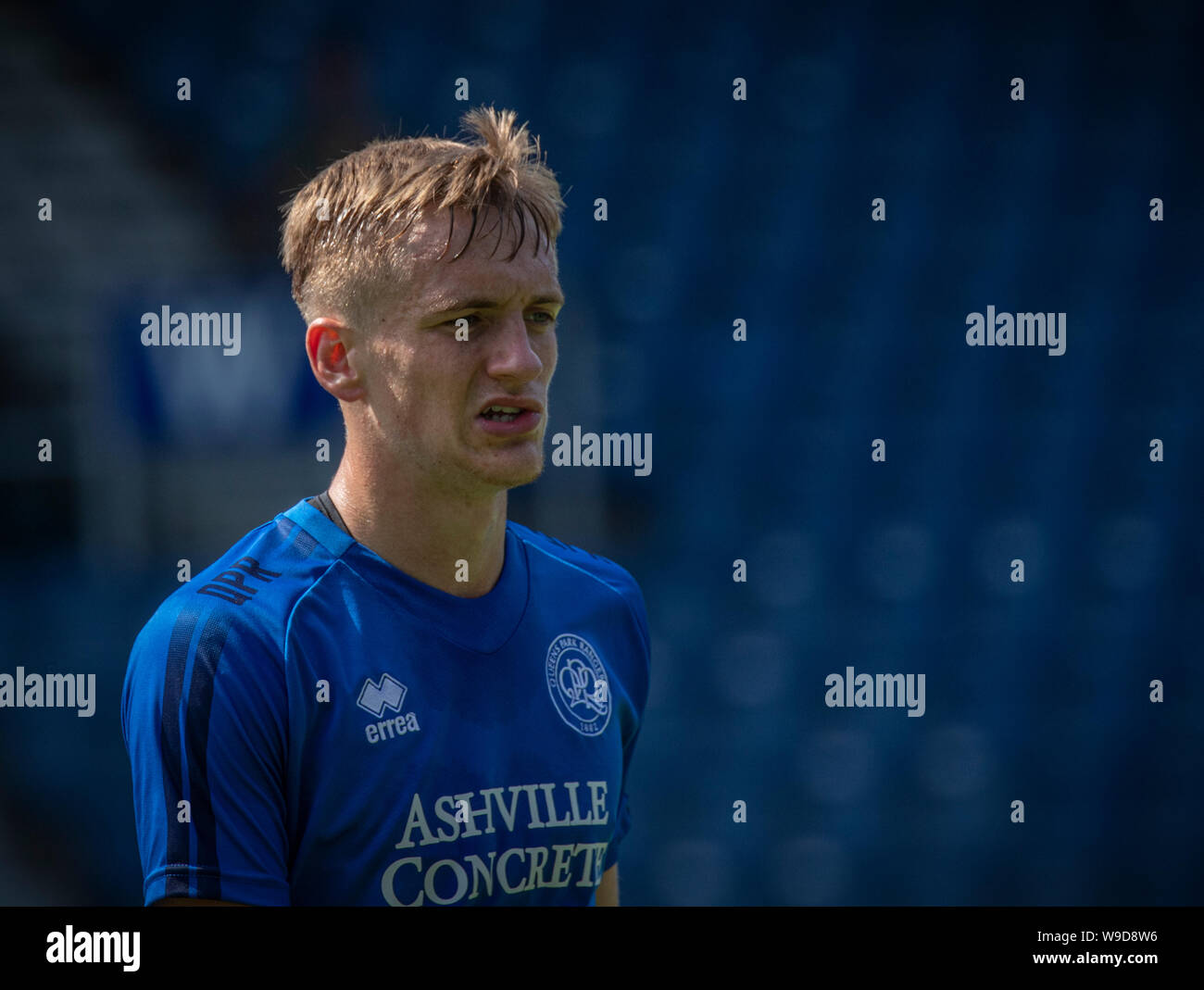 Queens Park Rangers dvd Matt Smith en prêt de Manchester City, à une session de formation à Loftus Road London W12 portant un haut bleu Banque D'Images