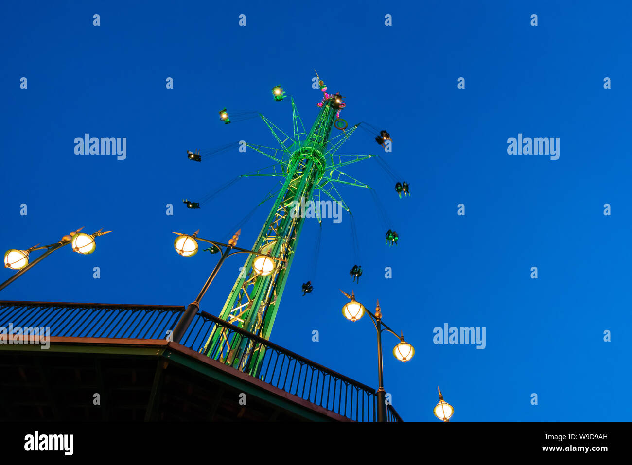 Le swing ride ou chaise osçillante de rouler dans le parc d'attractions Tivoli à Copenhague au Danemark, la nuit Banque D'Images