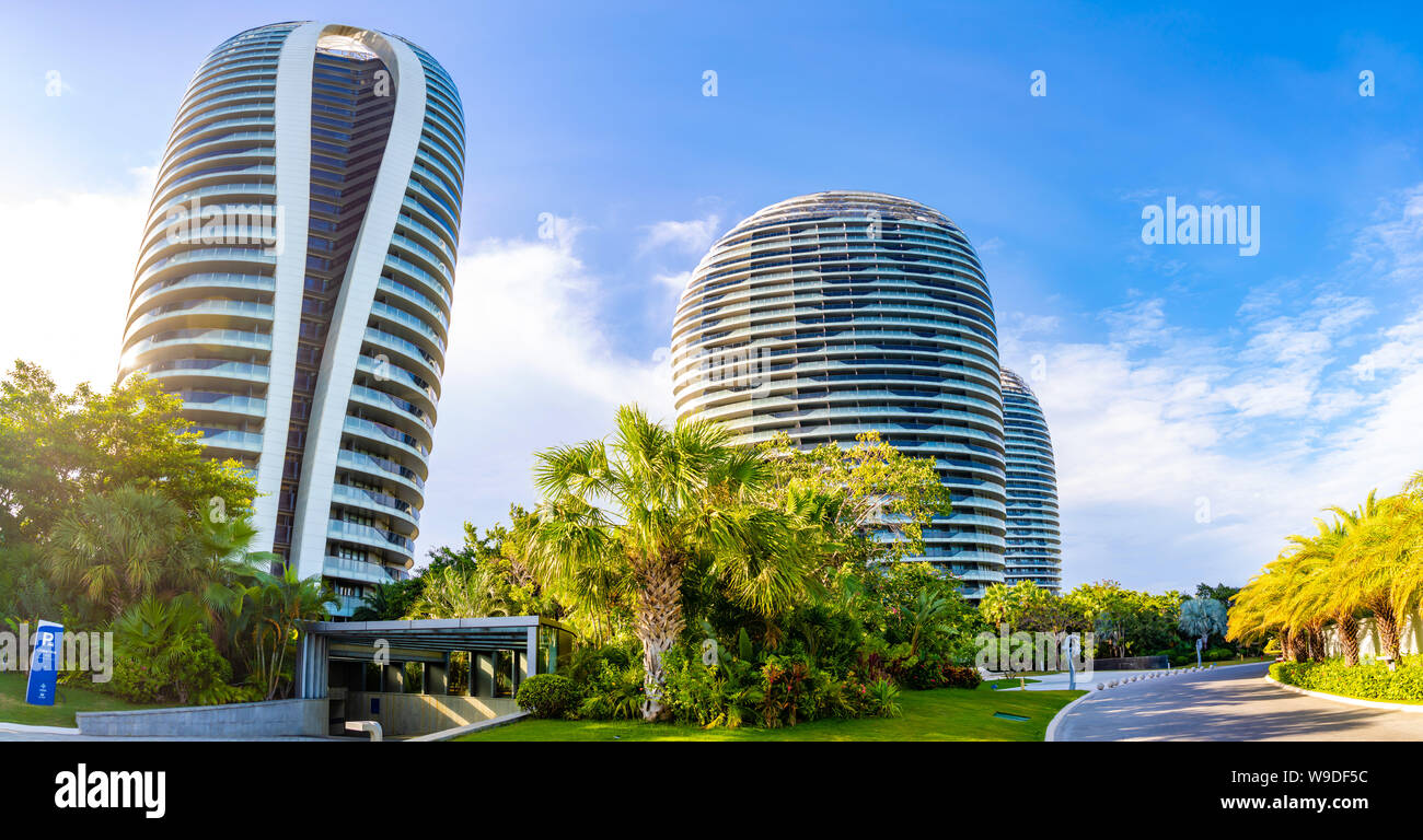 L'île de Hainan, Sanya, Chine - 22.06.2019 : Gros plan de l'île artificielle Phoenix avec son célèbre skyscrappers à Sanya bay, sur l'île de Hainan, Chine Banque D'Images