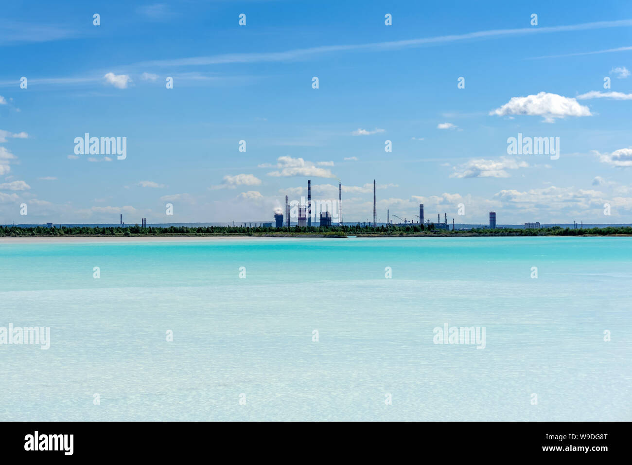 Colon de boues d'usine de soude avec de l'eau turquoise sur fond de paysage industriel Banque D'Images