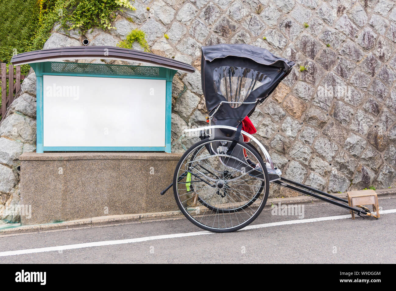 Pousse-pousse traditionnel japonais pour les touristes à visiter à Kyoto service Banque D'Images
