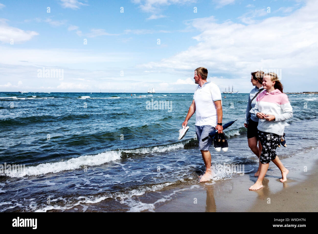 Mer Baltique Rostock Allemagne, les gens marchent pieds nus sur la plage de Warnemunde Banque D'Images