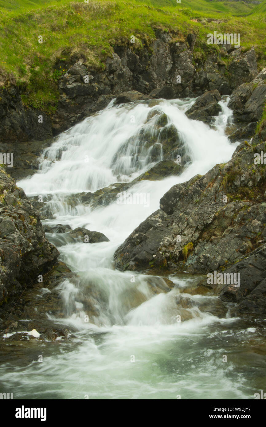 L'eau et la mousse en cascade, doigt Bay, île Adak, Îles Aléoutiennes, Alaska Banque D'Images