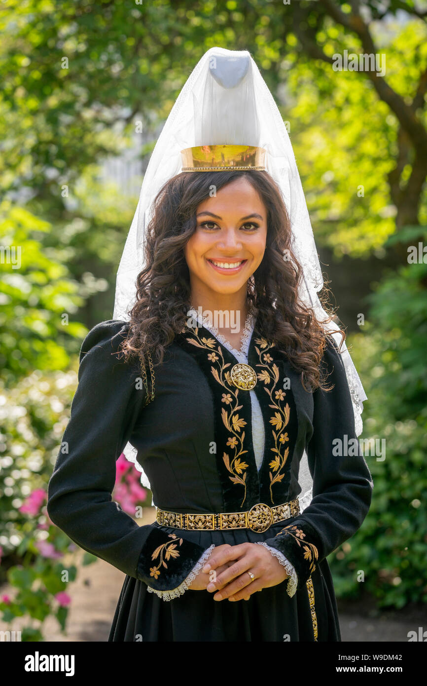 Fjallkonan- 'Dame de la montagne" habillés en costume national de l'Islande, le jour de l'indépendance, le 17 juin, Reykjavik, Islande. Banque D'Images