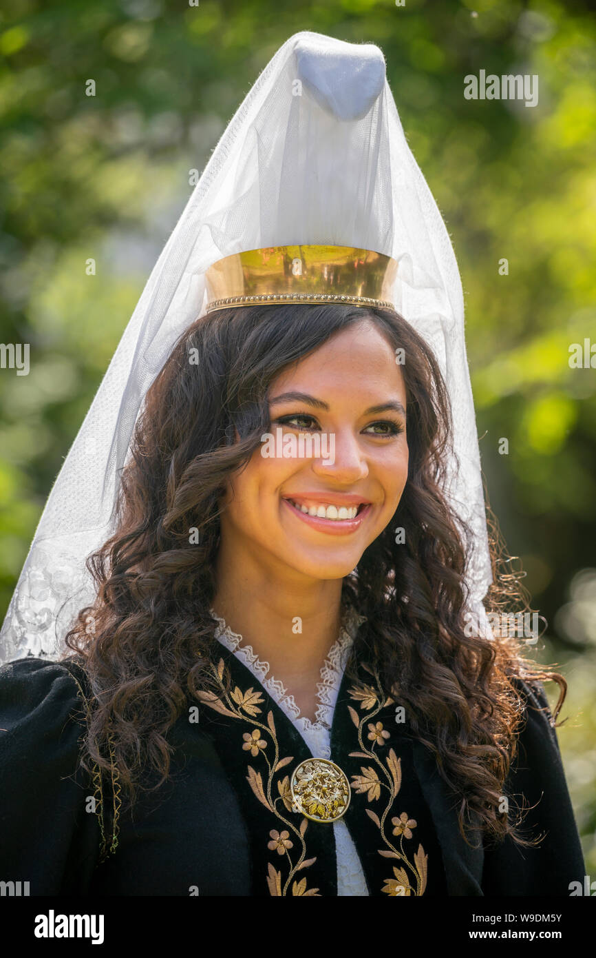 Fjallkonan- 'Dame de la montagne" habillés en costume national de l'Islande, le jour de l'indépendance, le 17 juin, Reykjavik, Islande. Banque D'Images