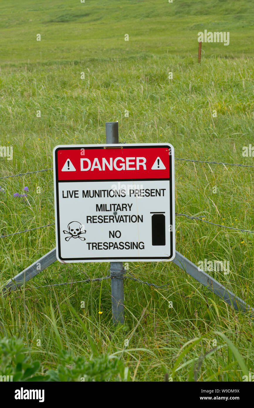 Panneau d'avertissement pour les engins non explosés, Adak Island, Îles Aléoutiennes, Alaska Banque D'Images
