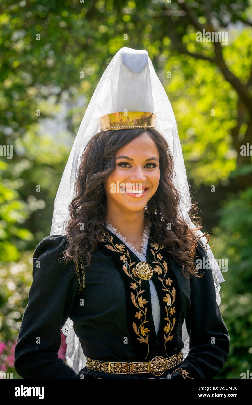 Fjallkonan- 'Dame de la montagne" habillés en costume national de l'Islande, le jour de l'indépendance, le 17 juin, Reykjavik, Islande. Banque D'Images