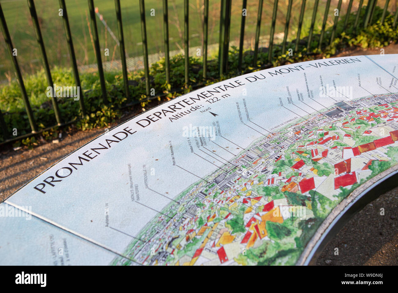 Table d'orientation site sur la voie au fort du Mont Valérien du parc près du cimetière militaire américain et la flamme du souvenir Banque D'Images