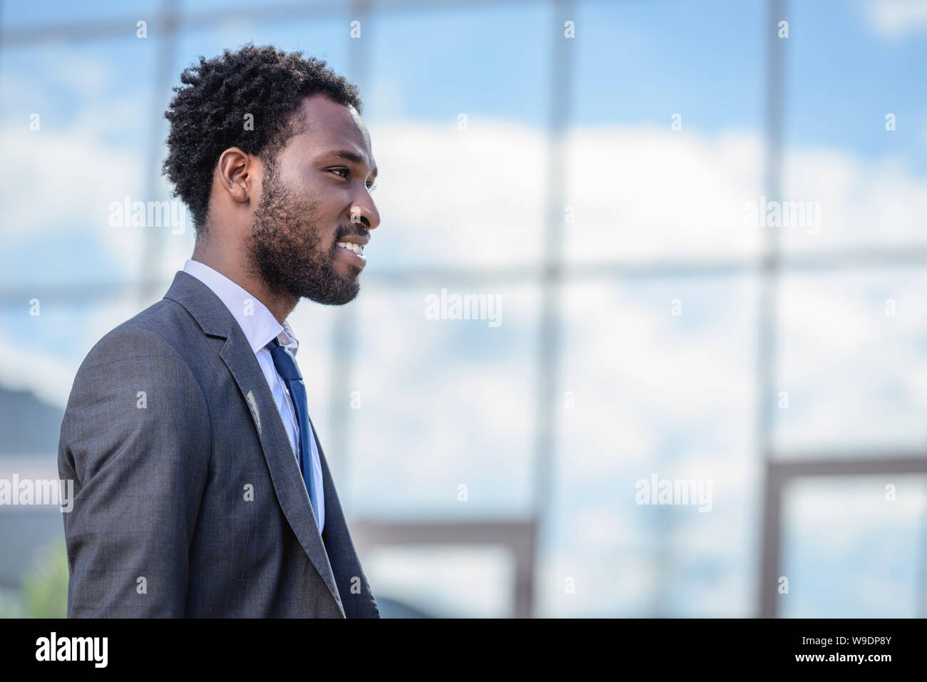 Beau, joyeux african american businessman smiling in suite et à la suite Banque D'Images