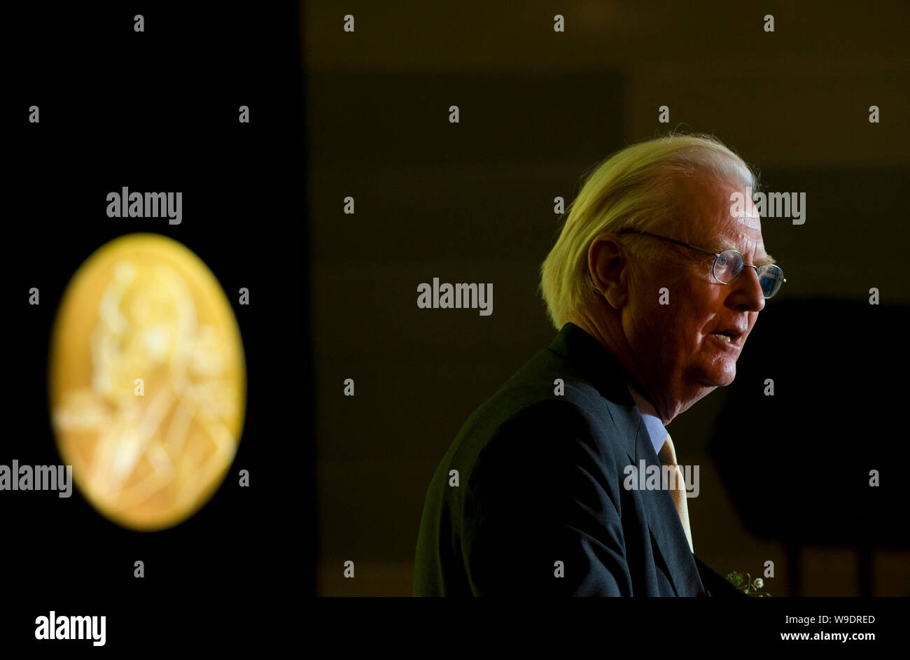 James A. Mirrlees, lauréat du Prix Nobel d'économie pour l'année 1996, prend la parole lors du Forum 2008 Zhonguancun, à Beijing, le 14 novembre 2008. Avec la la Banque D'Images