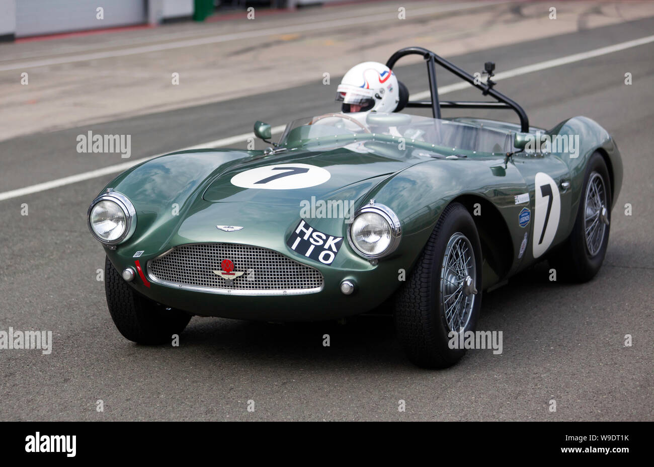 Wolfgang Friedrichs conduisant sa 1954 Aston Martin DB3S en bas de la voie des stands nationaux pendant les qualifications pour le RAC Woodcote Trophy pour le pré '56 voitures de sport Banque D'Images