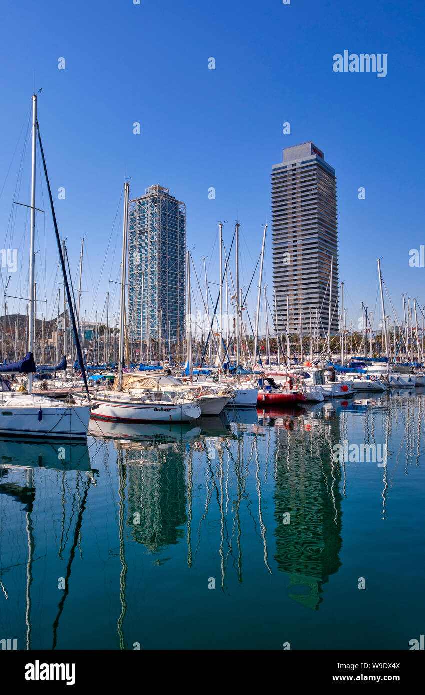 La ville de Barcelone, Port Olympique, Artas et Hôtel De La Tour Mapfre Banque D'Images