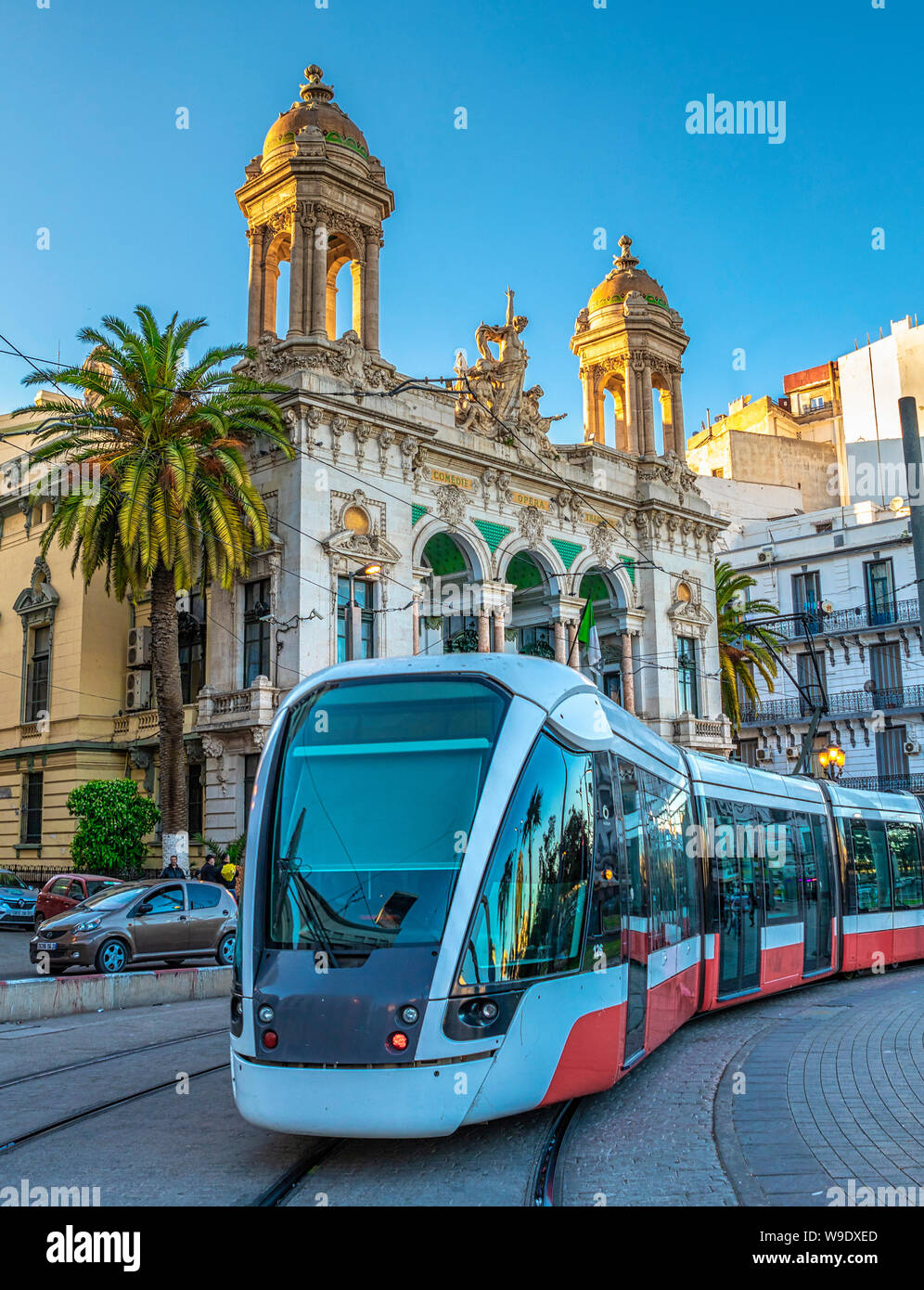 Algérie, Oran city , Premier de novembre Square, théâtre régional et l'Opéra, tramways Banque D'Images