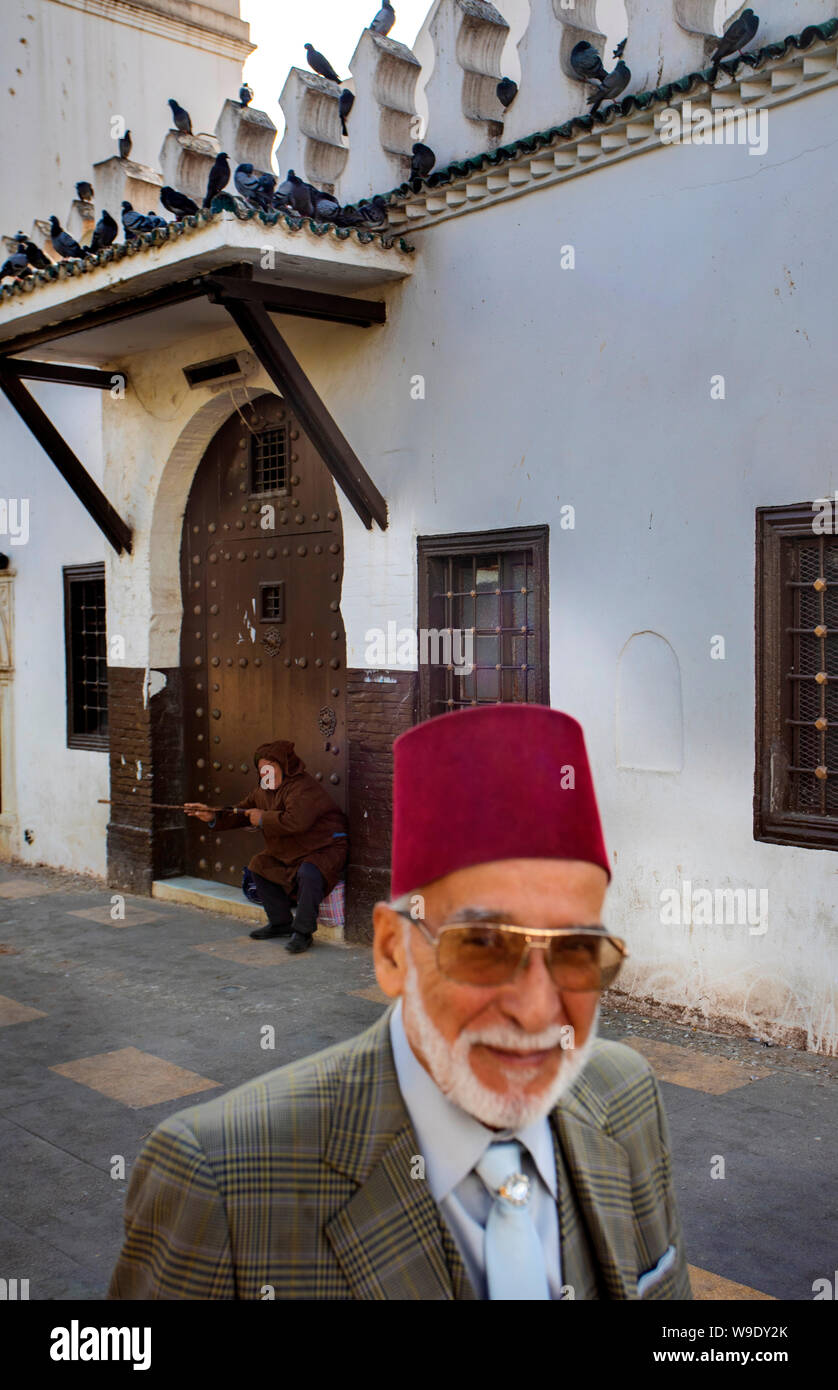 Algérie, Alger, Alger Kasbah, scène de rue, homme avec chapeau traditionnel  Photo Stock - Alamy