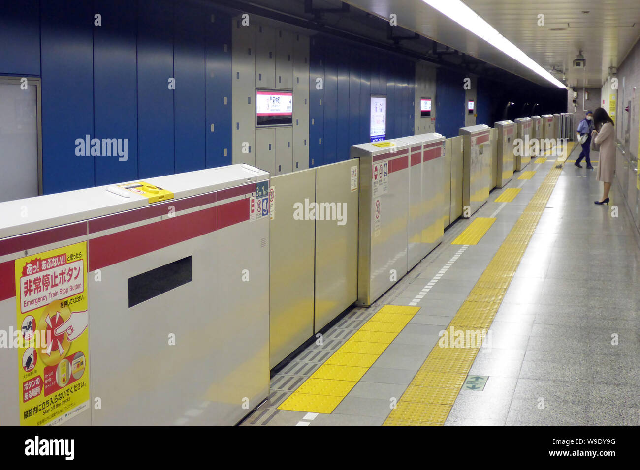 Tokyo, Japon. 18 mai, 2018. Les passagers se tenir en face d'un système de sécurité de l'embarquement dans le métro de Tokyo, qui sépare le train de la voie et donc fixe. Tombe dans le lit de la voie ne sont pas possible de cette façon. Il existe des systèmes similaires dans environ 50 autres villes à travers le monde, dont certaines ont été en opération depuis les années 1990 - par exemple à Moscou, Londres et Barcelone. Crédit : Peter Gercke/dpa-Zentralbild/ZB/dpa/Alamy Live News Banque D'Images