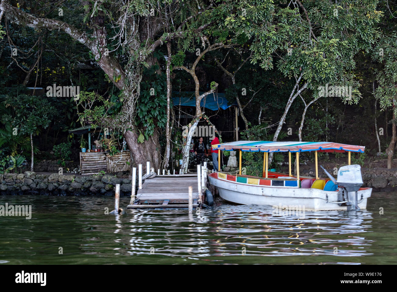 Un taxi d'eau appelé panga quais à la réserve écologique de Nanciyaga près de Catemaco, Veracruz, Mexique. La réserve fait partie de la réserve de la biosphère de Los Tuxtlas. Banque D'Images