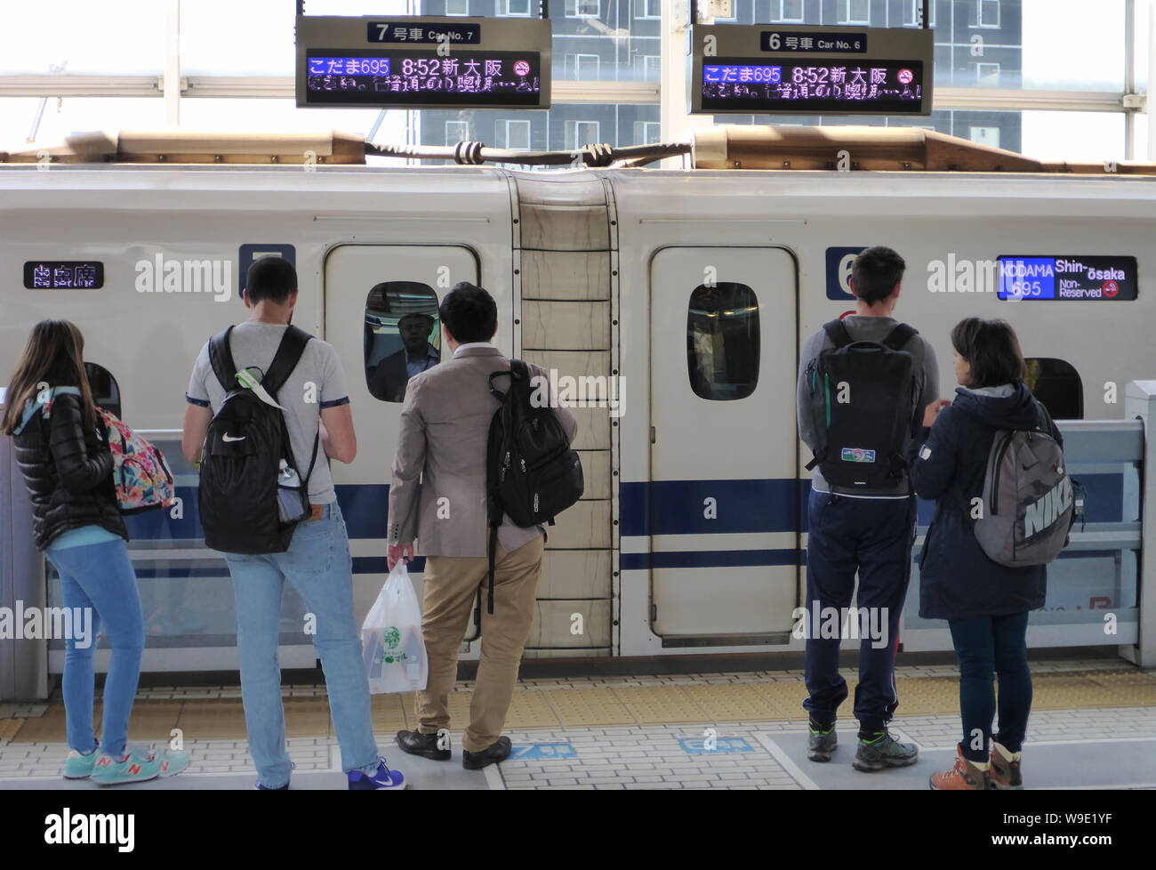 Tokyo, Japon. 18 mai, 2018. Un train Shinkansen Express se place en avant d'un système de sécurité d'embarquement à la gare de Tokyo, qui sépare le train de la voie et donc fixe. Tombe dans le lit de la voie ne sont pas possible de cette façon. Il existe des systèmes similaires dans environ 50 autres villes à travers le monde, dont certaines ont été en opération depuis les années 1990 - par exemple à Moscou, Londres et Barcelone. Crédit : Peter Gercke/dpa-Zentralbild/ZB/dpa/Alamy Live News Banque D'Images