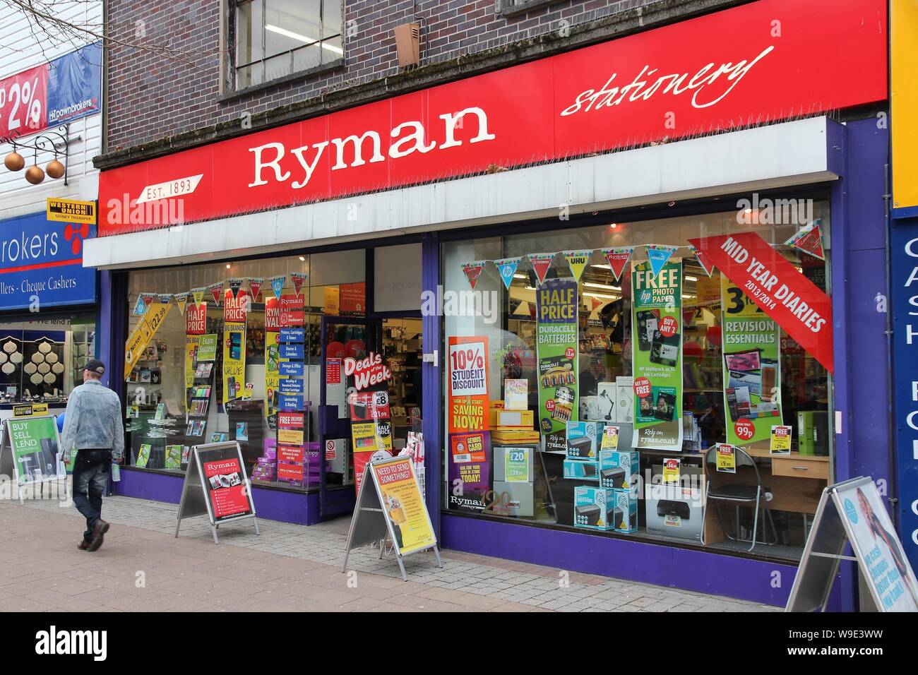 BOLTON, ANGLETERRE - 23 avril 2013 : personne marche par Ryman papeterie à Bolton, au Royaume-Uni. Ryman est une papeterie et fournitures de bureau au Royaume-Uni avec plus de détail Banque D'Images