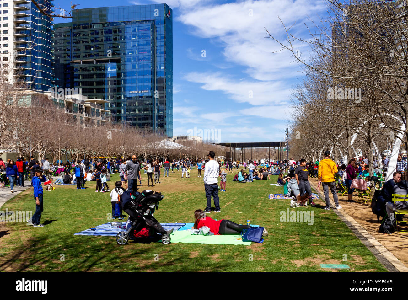 Dallas, Texas - USA - Le 16 mars 2019 : journée de printemps ensoleillée dans Klyde Warren Park à Dallas. Les personnes mangeant dans l'foodtrucks. Banque D'Images