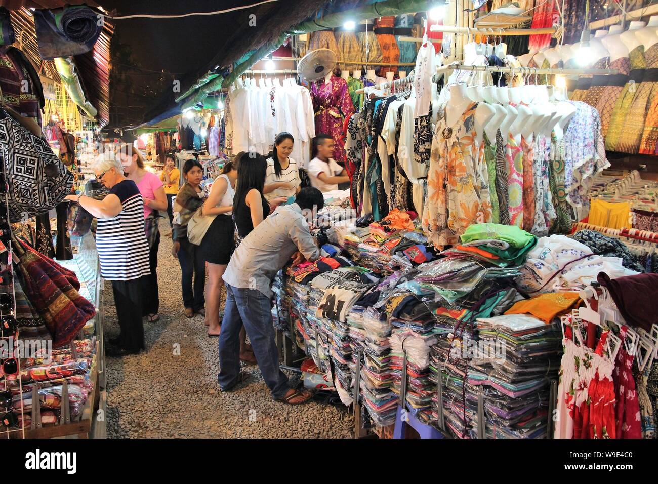 SIEM REAP, Cambodge - décembre 8, 2013 : les touristes visiter place du marché de Siem Reap. L'industrie du vêtement du Cambodge représente 80 pour cent de ses exportations. Banque D'Images