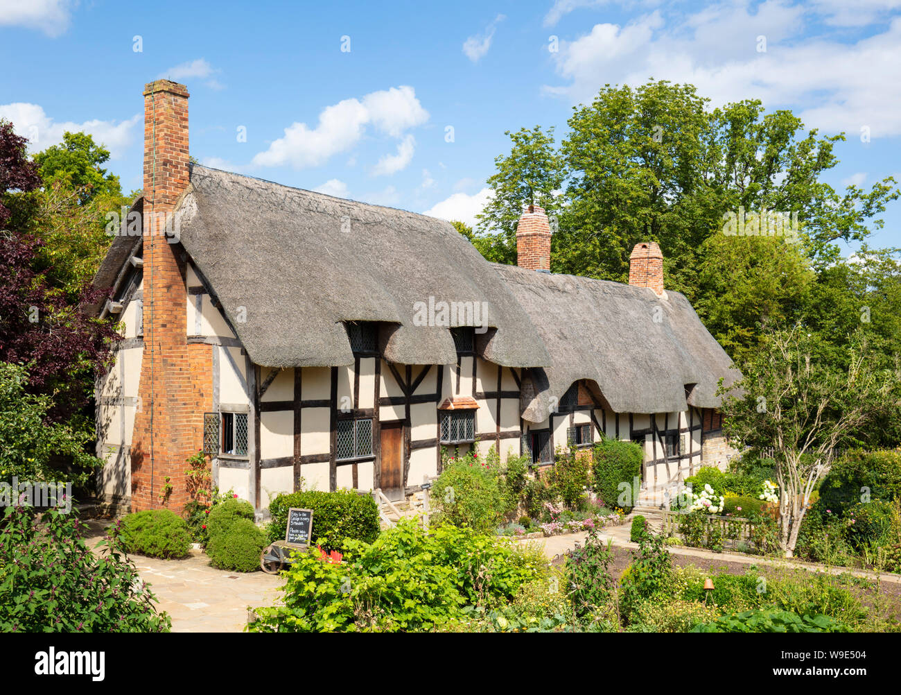 Anne Hathaway Cottage est un cottage de chaume dans un jardin de cottage anglais Shottery près de Stratford upon Avon Warwickshire Angleterre GB Europe Banque D'Images