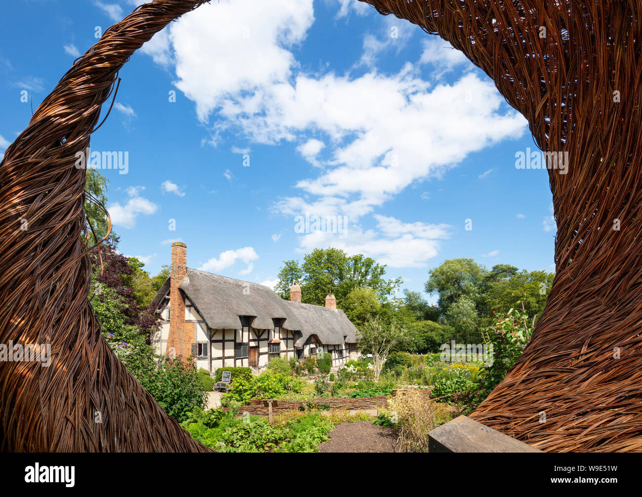 Anne Hathaway Cottage est un cottage de chaume dans un jardin de cottage anglais Shottery près de Stratford upon Avon Warwickshire Angleterre GB Europe Banque D'Images