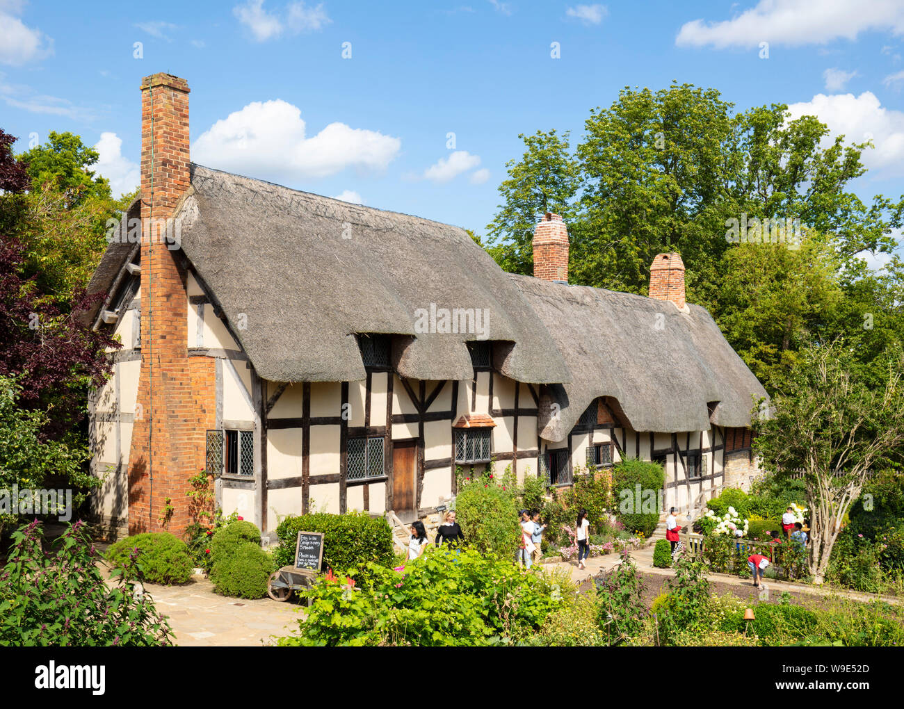 Anne Hathaway Cottage est un cottage de chaume dans un jardin de cottage anglais Shottery près de Stratford upon Avon Warwickshire Angleterre GB Europe Banque D'Images