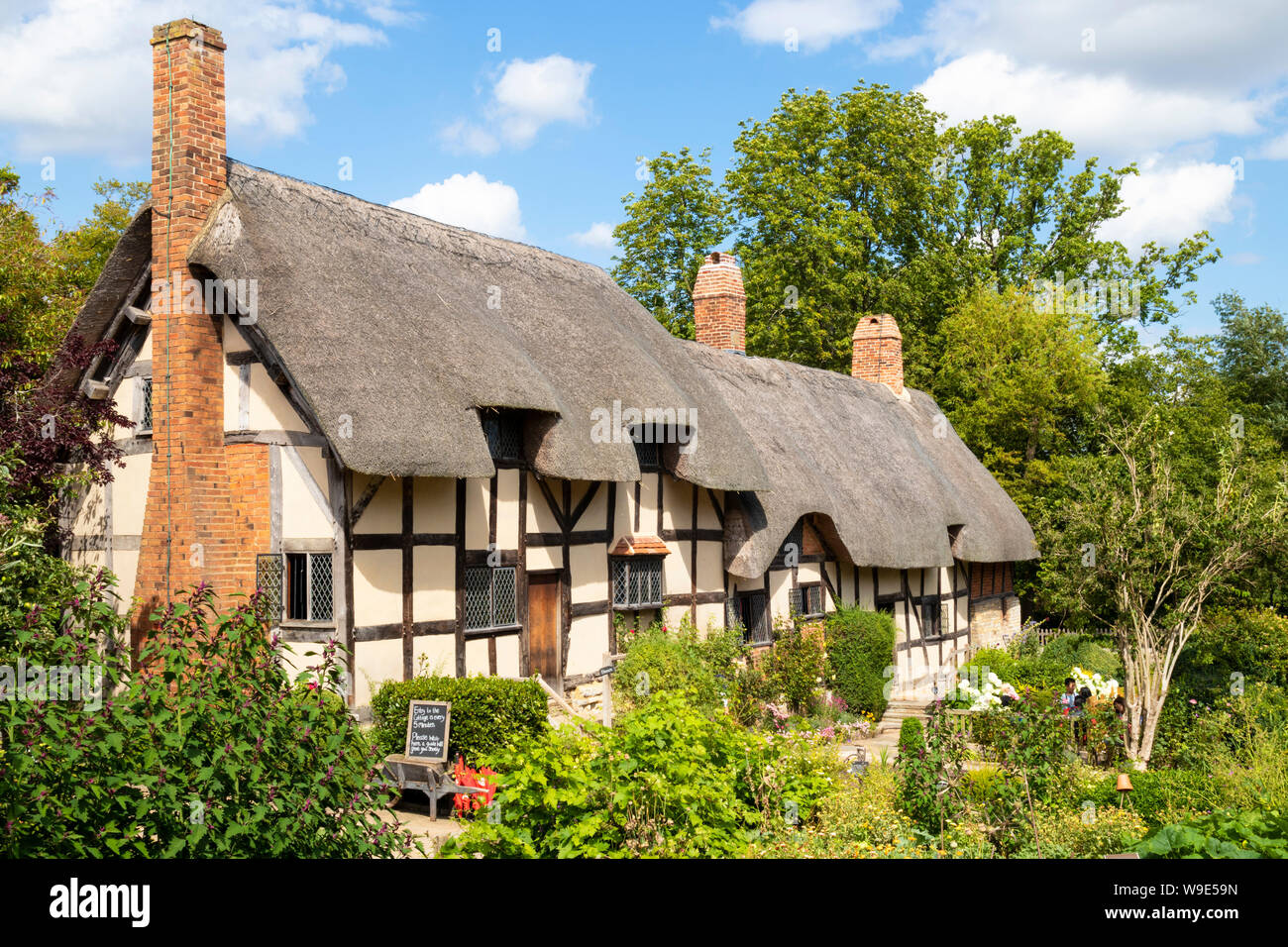 Anne Hathaway Cottage est un cottage de chaume dans un jardin de cottage anglais Shottery près de Stratford upon Avon Warwickshire Angleterre GB Europe Banque D'Images