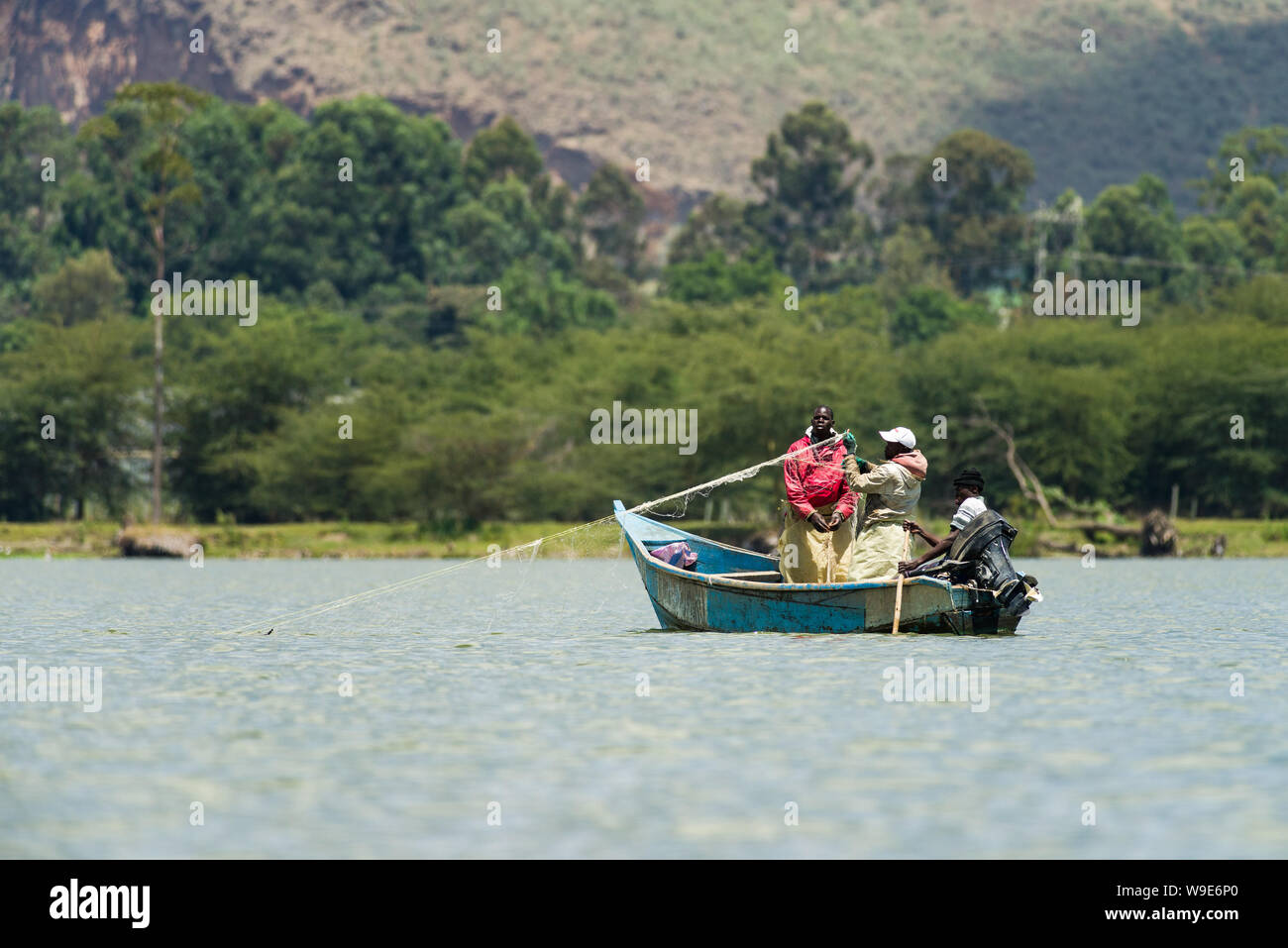 Pêcheur kenyan en petit bateau de pêche avec filet, lake Naivaasha, Kenya, Afrique de l'Est Banque D'Images