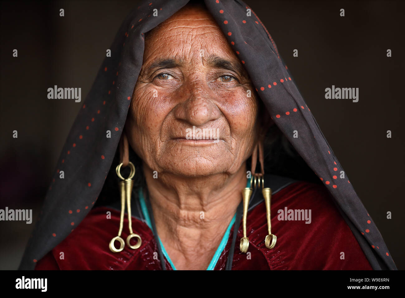 Rabari vieille femme dans un village rural dans le district de Kutch, Gujarat. Le Kutch région est bien connue pour son la vie tribale et de la culture traditionnelle Banque D'Images