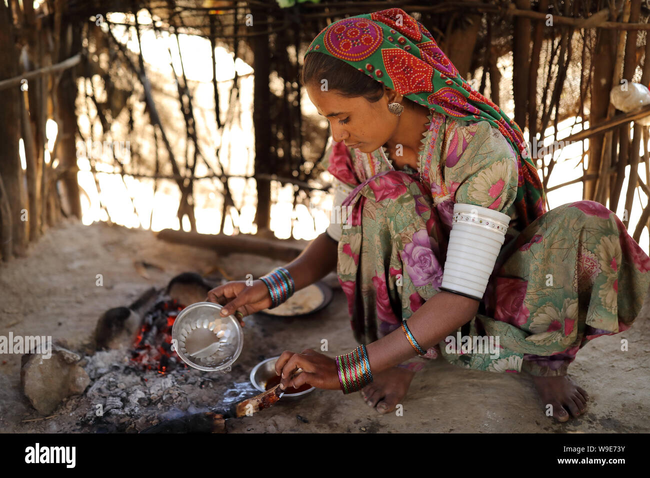 Femme Tribal dans un village rural dans le district de Kutch, Gujarat. Le Kutch région est bien connue pour son la vie tribale et la culture traditionnelle. Banque D'Images