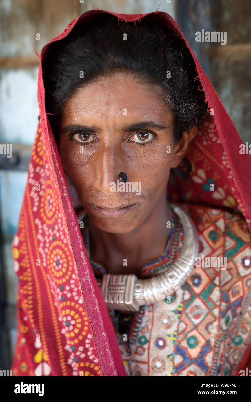 Jat Tribal femme dans un village rural dans le district de Kutch, Gujarat. Le Kutch région est bien connue pour son la vie tribale et la culture traditionnelle. Banque D'Images