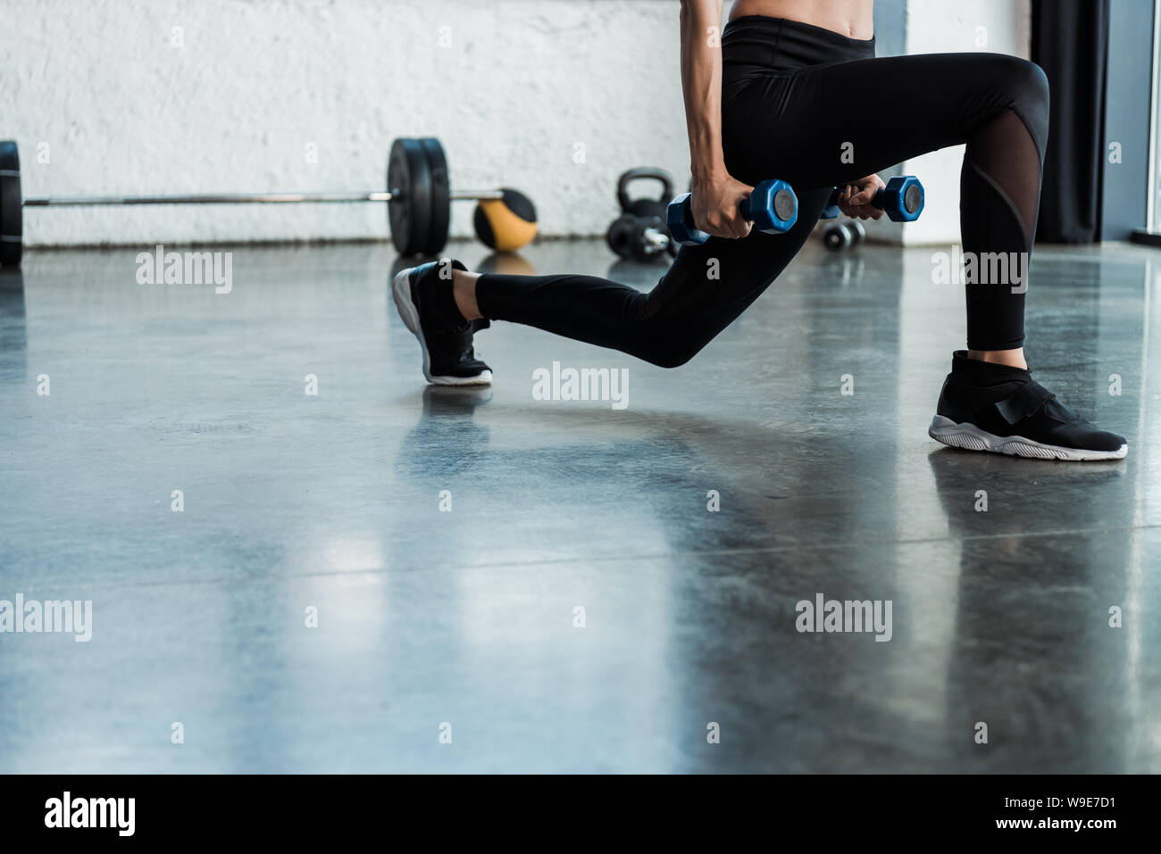 Portrait de femme l'exercice de squat avec haltères Banque D'Images