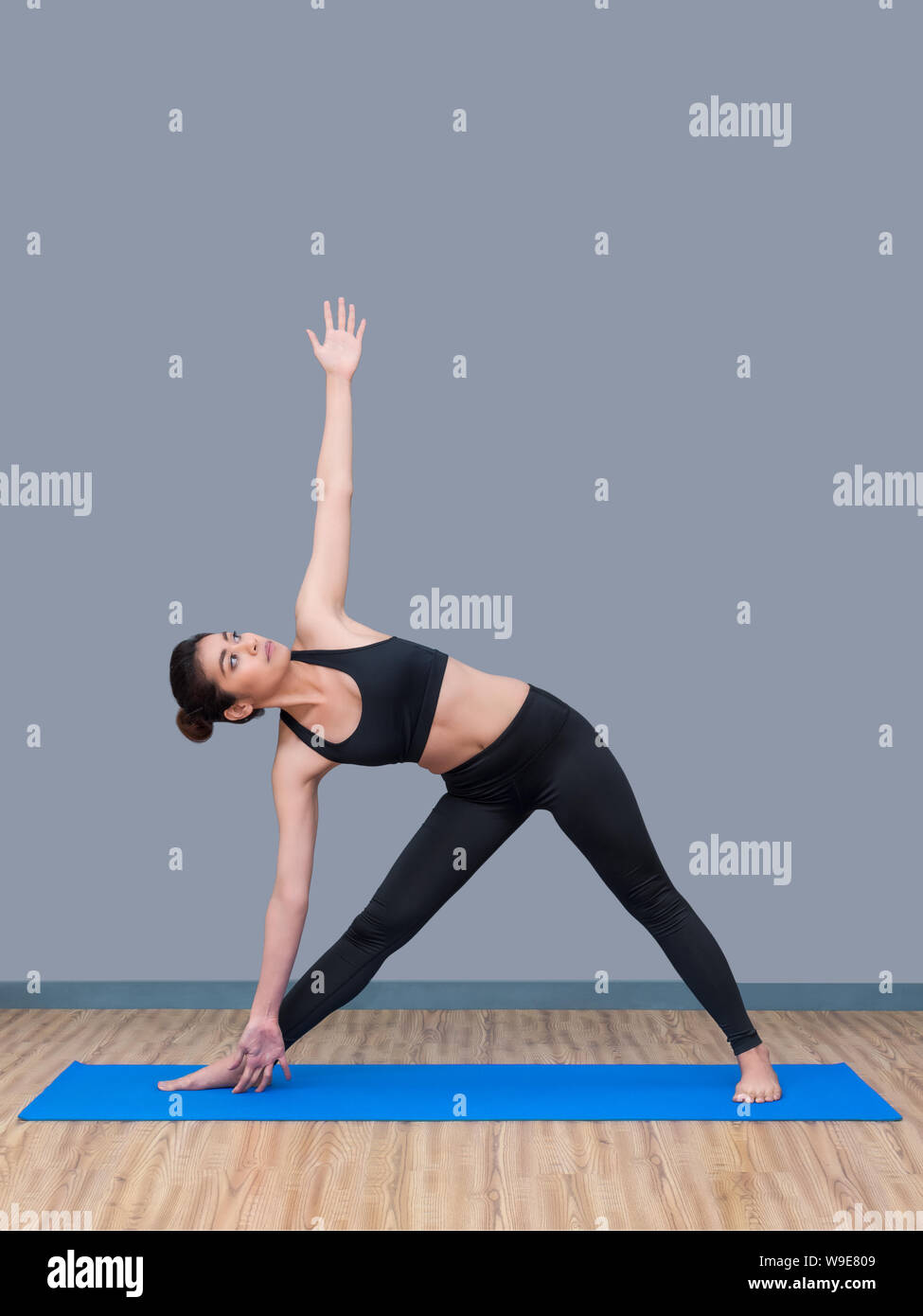 Femme en bonne santé l'exercice de yoga au sport de sport, faire du sport  fille indoor.photo-design pour femme sportive remise en forme et soins de  concept Photo Stock - Alamy