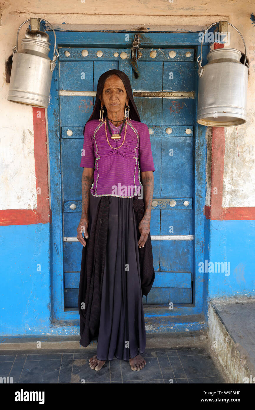 Rabari vieille femme dans un village rural dans le district de Kutch, Gujarat. Le Kutch région est bien connue pour son la vie tribale et de la culture traditionnelle Banque D'Images