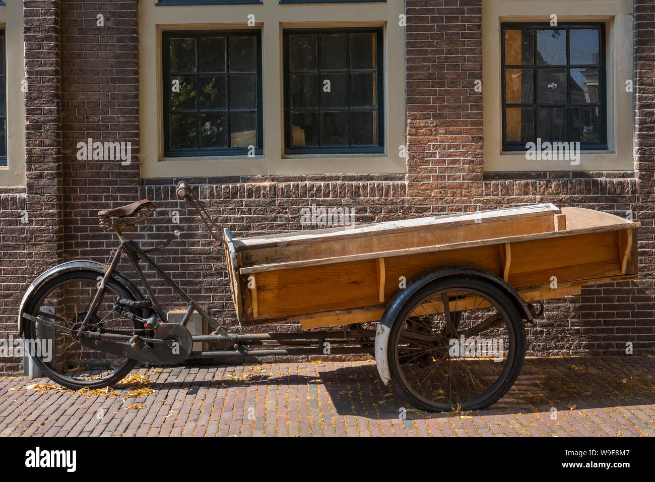 Leiden, Pays-Bas - 11 juillet 2019 - Old vintage panier vélo garé en font d'une maison historique dans le centre-ville Banque D'Images