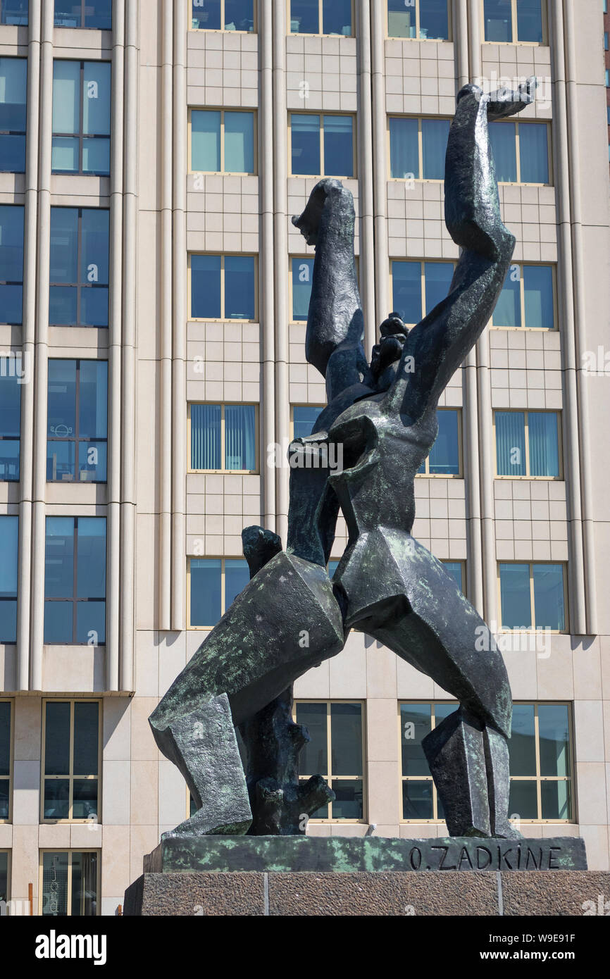 Rotterdam, Pays-Bas - 30 juillet 2019 : bronze sculpture memorial la ville détruite par le sculpteur Ossip Zadkine sur Plein 1940 Banque D'Images