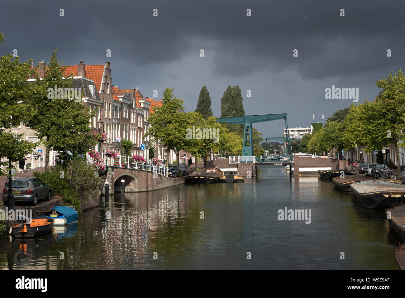 Leiden, Hollande - Août 2, 2019 : Rijn pont sur la Nieuwe Rijn avec un ciel nuageux dans le centre de Leyde Banque D'Images
